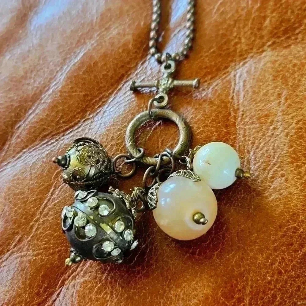 Toggle stone metal sphere bead cluster Necklace